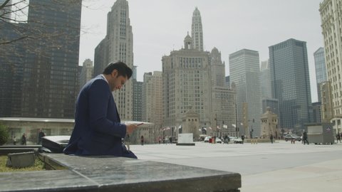 Business Man Texting In Downtown Chicago 庫存影片