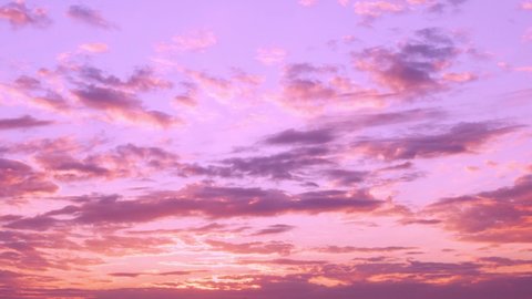 Beautiful Sunset Sun Cirrus Clouds in Colorful Sky, Time Lapse, Slow Motion. Lilac Pink Orange Colored Sky with Clouds and Sun at Sunset. Multicolored Evening Sunset, Timelapse. : vidéo de stock