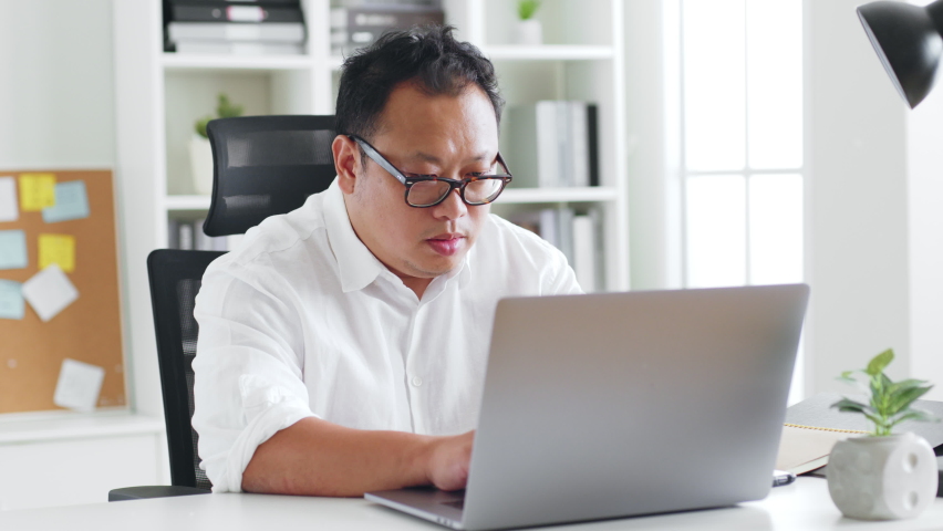 Middle-aged Asian man clutch his chest because heart attack symptom during working Royalty-Free Stock Footage #1095897161