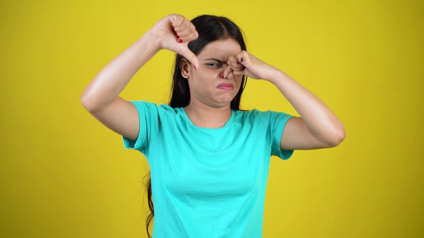 Девушка трет глаза. Выспавшийся человек. Впадины под глазами. Девушка недовольна кожей. Нарушение сна.