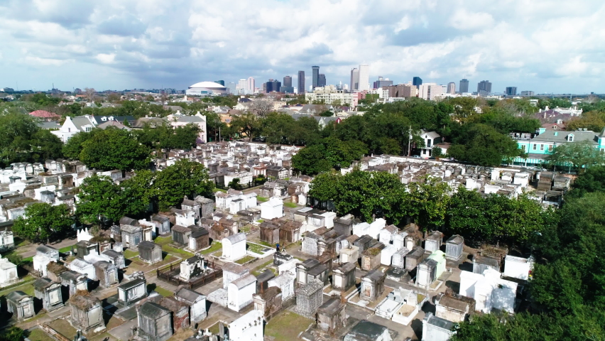 Aerial Forward Shot Of People Walking In Greenwood Cemetery By Downtown In City Under Cloudy Sky - New Orleans, Lousiana Royalty-Free Stock Footage #1096389369