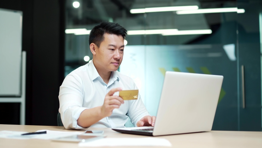 Asian Businessman making Online Payment Failure on laptop computer in Office. Male worker has difficulty problem fail With credit card. Employee could not complete transaction not enough money Royalty-Free Stock Footage #1096577983