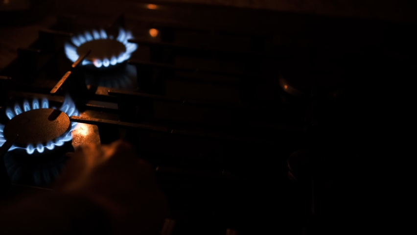 Tapa De La Estufa De Gas En La Cocina Moderna Marrón Oscuro Gris Y Negro  Metrajes - Vídeo de cacerola, negro: 216062920