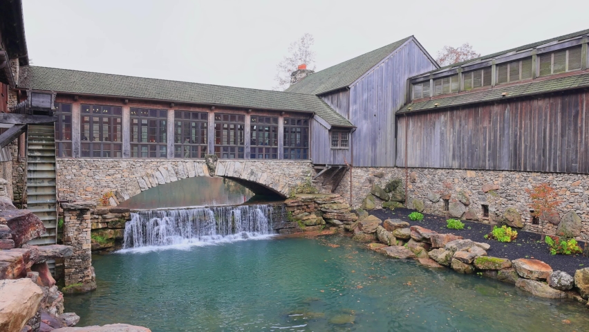Overcast view of the main building of Dogwood Canyon Nature Park at Missouri