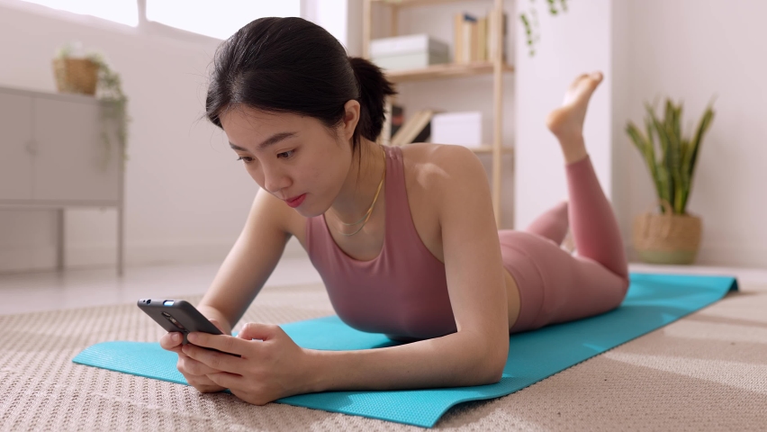 Joven Asiática Hermosa Mujer Activa Haciendo Ejercicios De Yoga