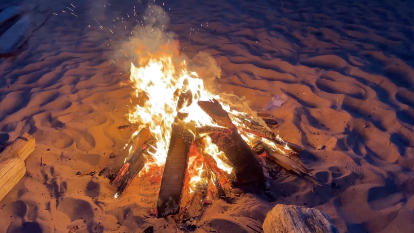 A cozy bonfire on the beach in summer brings back pleasant memories. Have fun and have a good time on the lake.the crackle of wood from gorenje, red coal, romance on the beach with fine sand