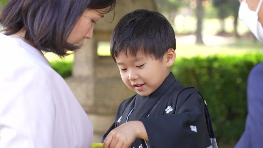 Asian parent and child taking a break from shooting Shichi-Go-San
