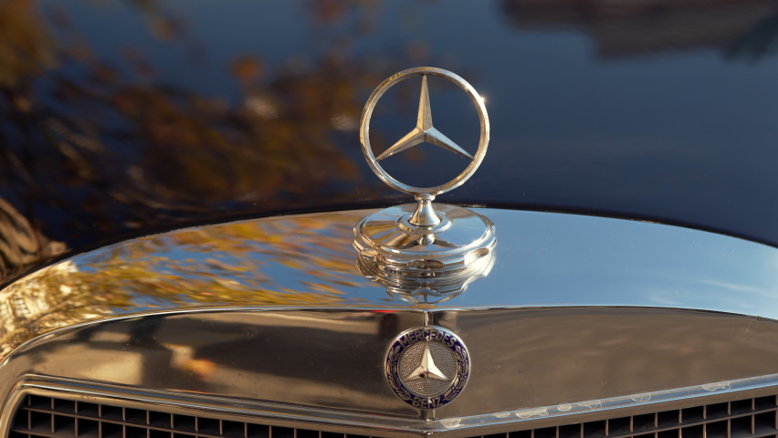 Mercedes Benz logo 4k