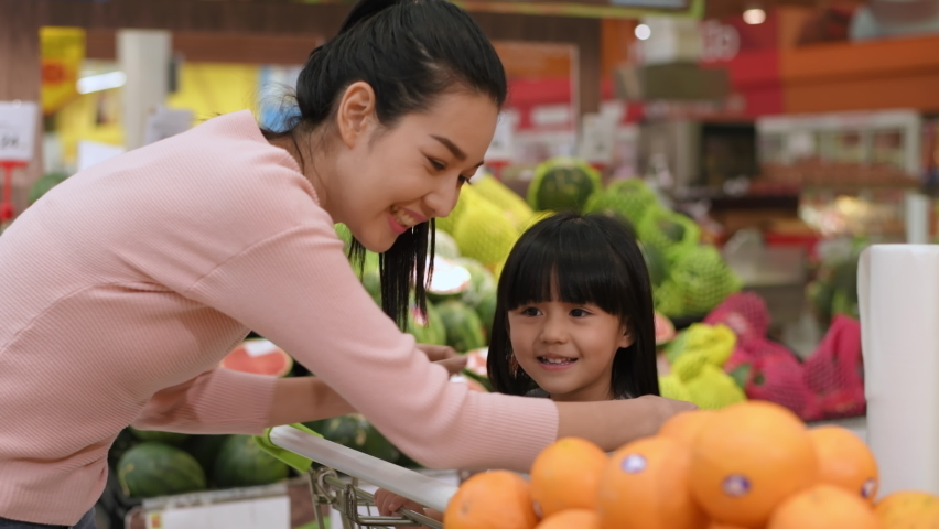 Shopping concepts of 4k Resolution. Asian women shopping for fruit in a mall. Royalty-Free Stock Footage #1096958821