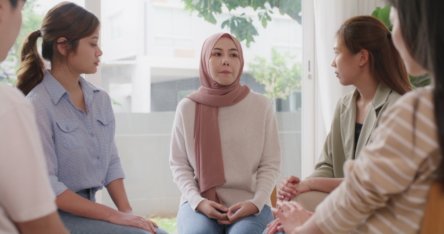 Asia Gen z islam people sit circle group talk cry worry share life issue in rehab club. Young hijab muslim sad woman help stress relief discuss in office class feel pain loss distress self-care center Royalty-Free Stock Footage #1096995365