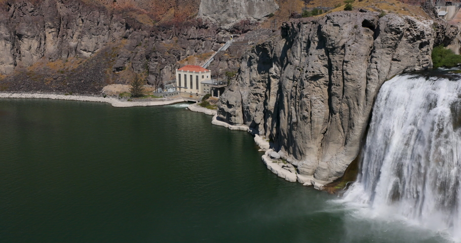 Twin Falls Idaho Snake River falls pan 4K. Shoshone Falls. Irrigation and hydroelectric power stations is economic impact. Recreation, farming and electrical supply. Deep canyon.