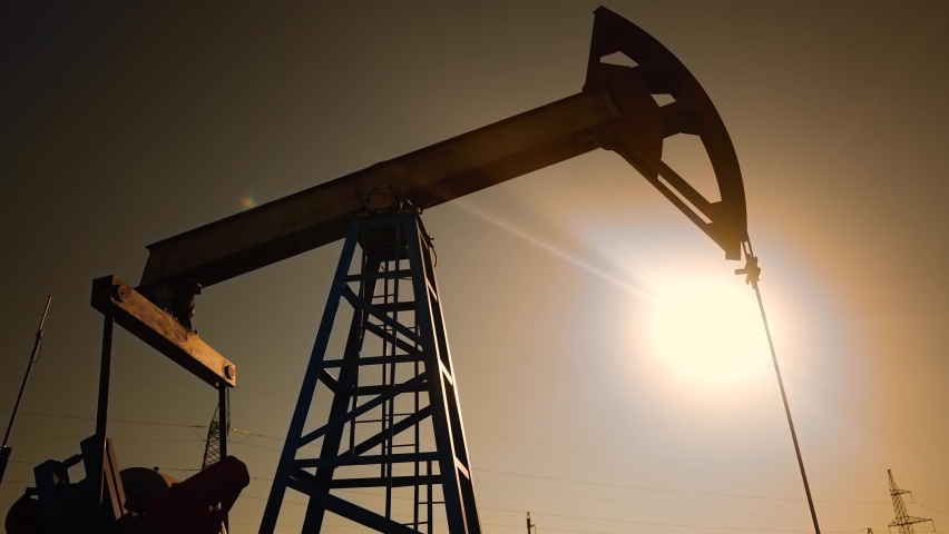 oil industry. silhouette of an oil pump extracts oil and gas from ground of the field. business industry concept. lifestyle pump pumps oil and gas at sunset. drill petroleum middle sunlight industry Royalty-Free Stock Footage #1097428279