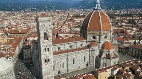 Air close View of the Florence Cathedral, Cattedrale di Santa Maria del Fiore in Firenze, Florence, Italy on a sunny day
: film stockowy