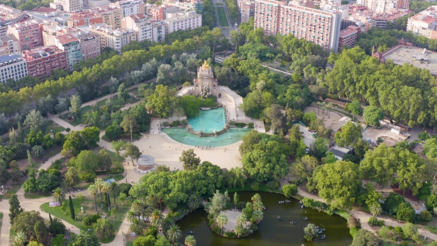bird's eye view of the parque de la ciudadela in the city of Barcelona.