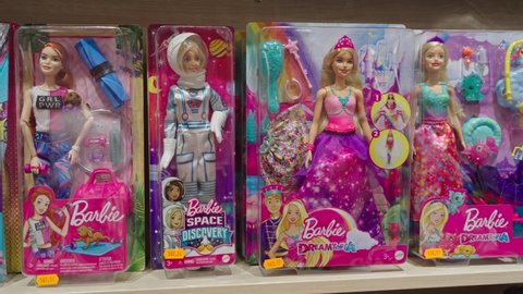 Barbie dolls on the store shelf. Barbie is a fashion doll manufactured by the American toy company Mattel, Inc. and launched in March 1959. Minsk, Belarus, 2022: redactionele stockvideo