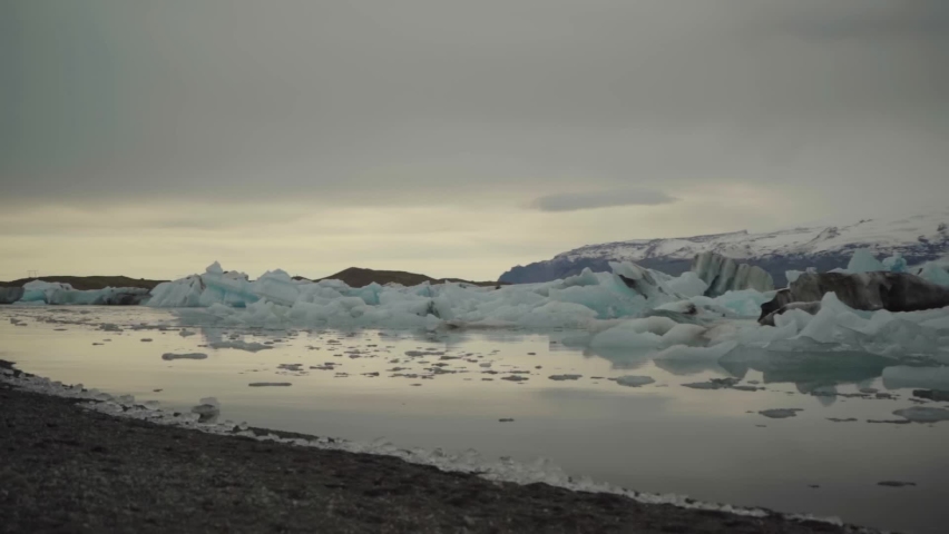icebergs floating in Jökulsárlón glacier lagoon