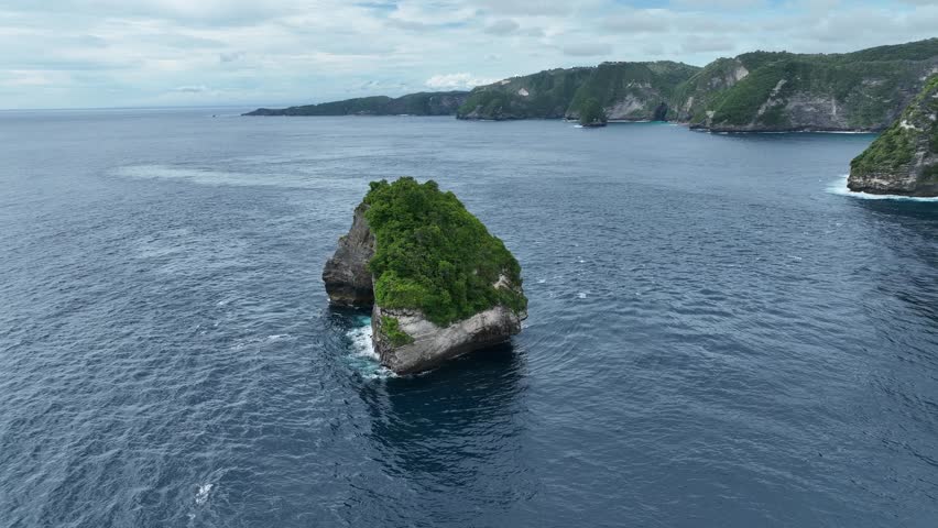 Rock arch in the middle of the ocean - Banah Cliff - Nusa Penida Island