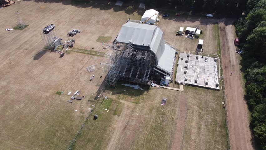 Assembling constructions for the concert scene from the layer