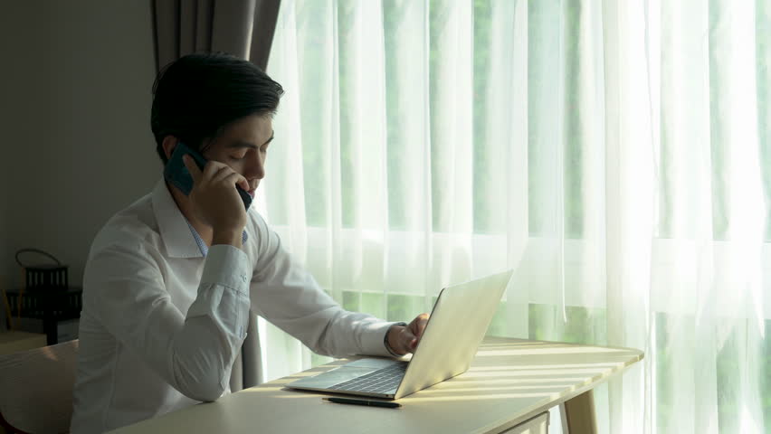 Asian men are stressed after business losses, heavy stocks.