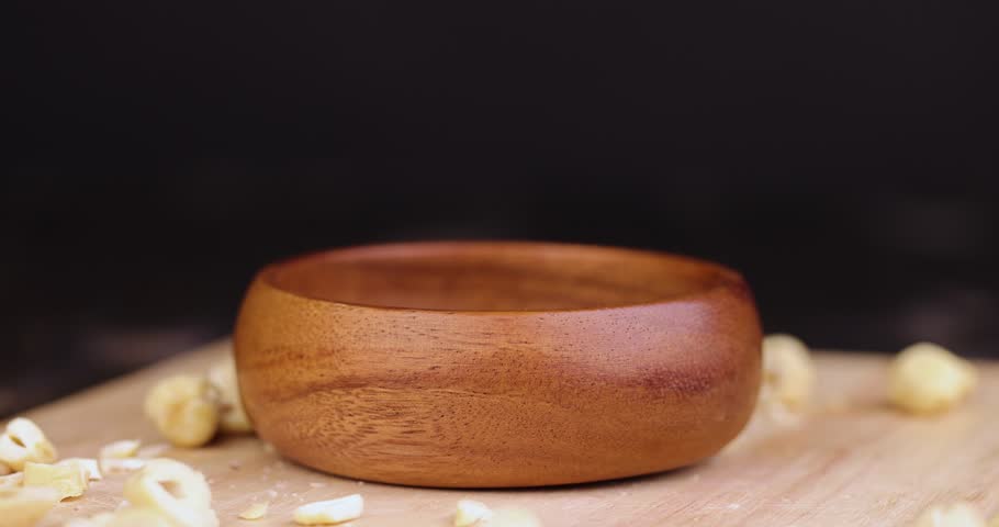 Sprinkle chunks and whole cashew nuts, peeled cashew nuts during grinding