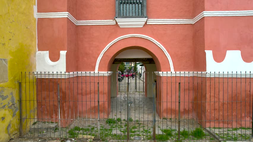 frontal shot of arco del carmen in san cristobal de las casas mexico
