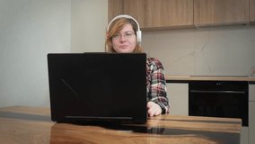 girl in the kitchen leads a working meeting. girl on laptop