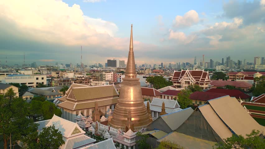 Dramatic cloud formation over the capital of thailand. Gorgeous aerial view flight lift off drone
bangkok old town temple thailand, dezember golden hour 2022. 4k Cinematic