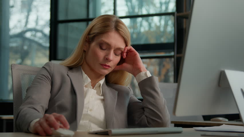Tired lazy adult middle-aged woman female manager employee worker bored at work project online in computer in office Caucasian mature ill businesswoman need energy asleep feel overworked exhaustion Royalty-Free Stock Footage #1098682761