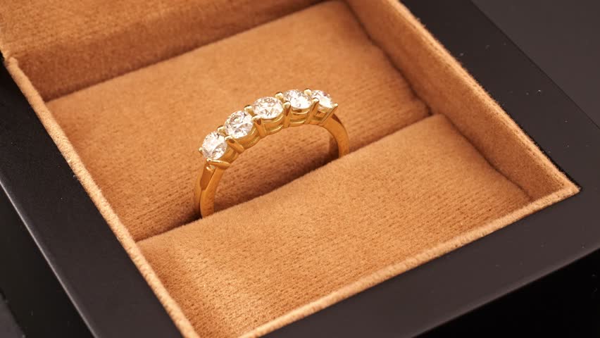 Luxury Gold Five Stones Diamond Ring
