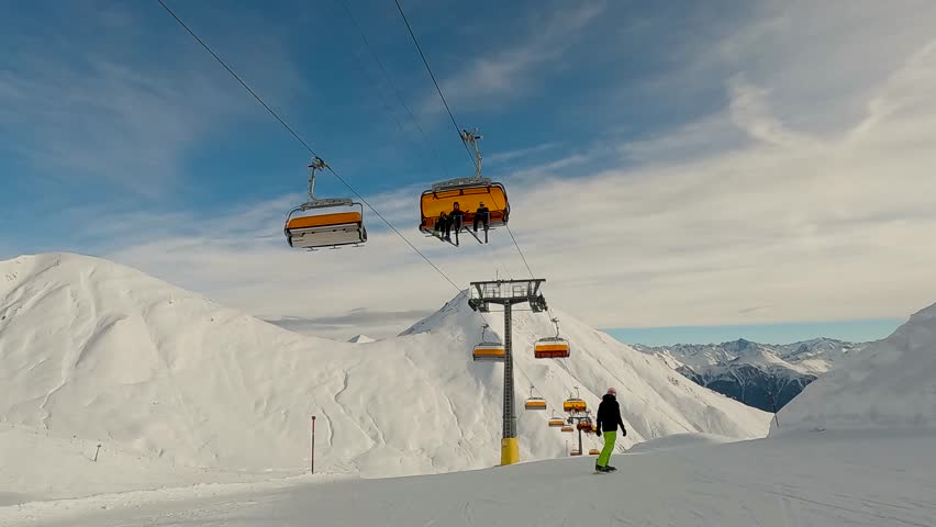 Snowboardfahrer und Skilift in Österreichischen Alpen Royalty-Free Stock Footage #1098892021