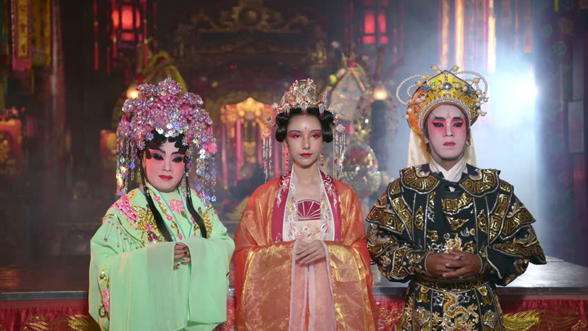 Male and female Chinese opera actors Light a candle to pray homage to the gods to enhance the prosperity for yourself on the occasion of the Chinese New Year festival.