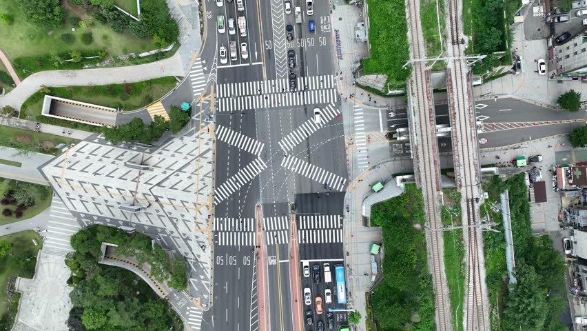 This is the whole area of ​​Seoul, Korea, viewed vertically from the sky. Daytime, Summer, Clear Weather, Road, Car Movement (DJI Mavic, 4K Shot)