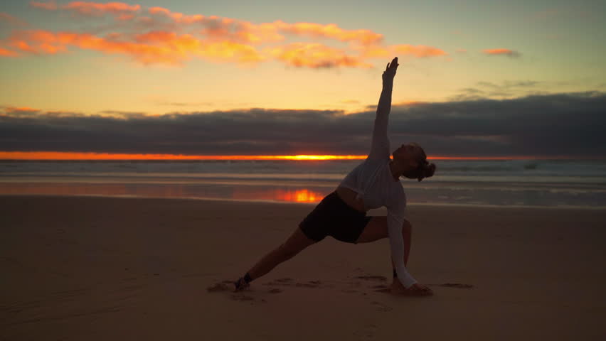 Hombre La Práctica De Yoga En La Playa Al Atardecer Fotos
