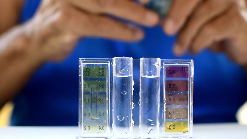 Analysis of the PH and chlorine of the water in a swimming pool in Summer. Measurement of chlorine and PH of a pool BANNER. Cleaner Kit.