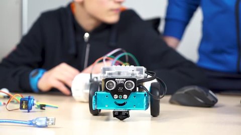 Robot Car Designed by Students in Robotic Coding Lesson in Middle School 库存视频