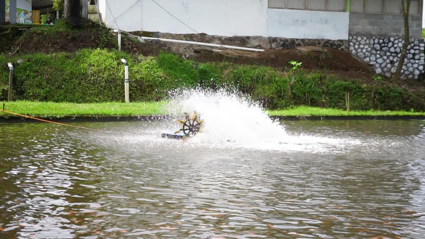 A water wheel system to circulate water and oxygen in artificial ponds, so that the cultivation of red tilapia in this pond becomes healthier and the water is maintained
