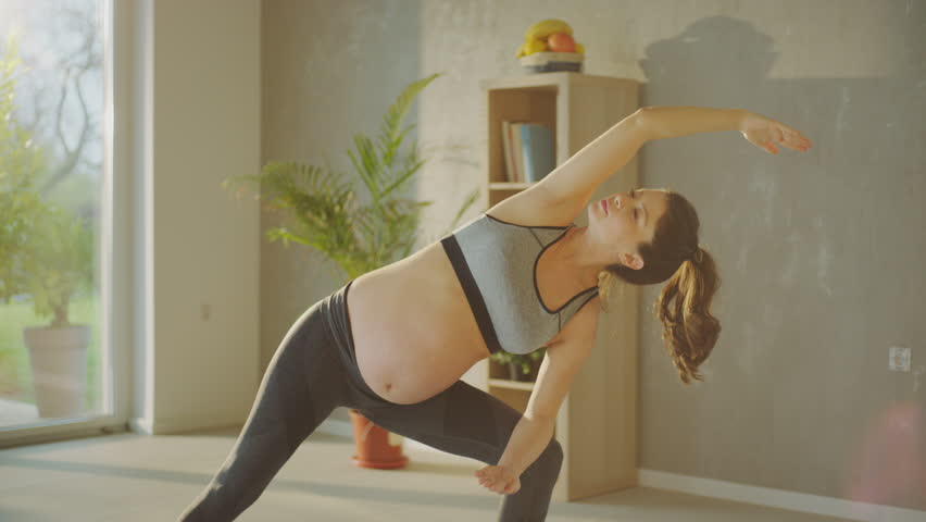 Mujer haciendo ejercicios en casa - ¡Clips y Vídeos HD de Gratis en Videezy!