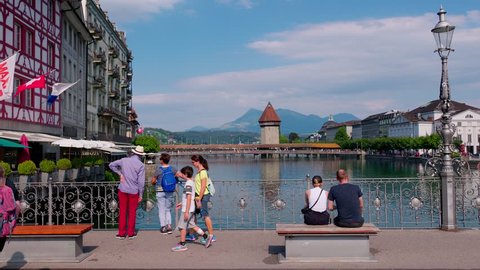 Historic centre of Lucerne with Chapel Bridge - LUCERNE, SWITZERLAND - JULY 14, 2022 - editiorial videoclip: redactionele stockvideo