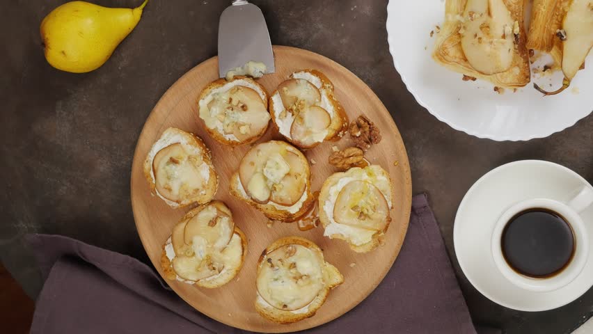 Butyrbrods blue cheese and pear. coffee. 4K