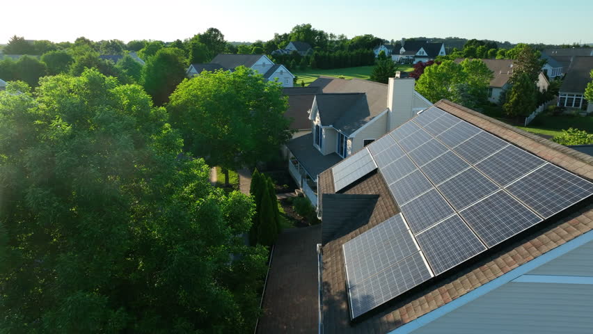 Solar panels on residential home in America. 3D animation on aerial shot of sun reflection on photovoltaic array. Renewable, green energy in futuristic neighborhood. Royalty-Free Stock Footage #1100189127