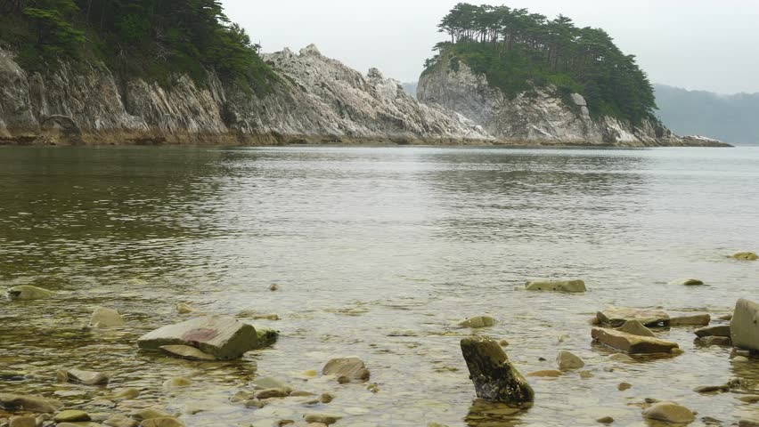 The green of pine, the sharp rock surface white, and the beautiful scenery of the sea.
