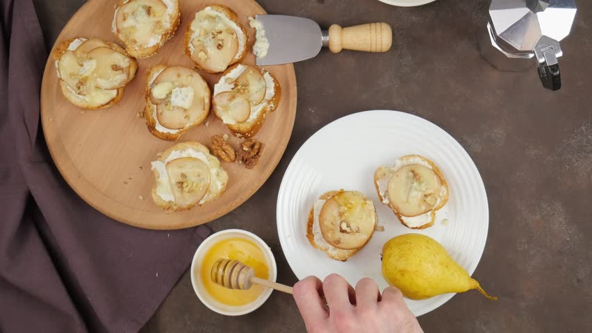 Butyrbrods blue cheese and pear. 4K