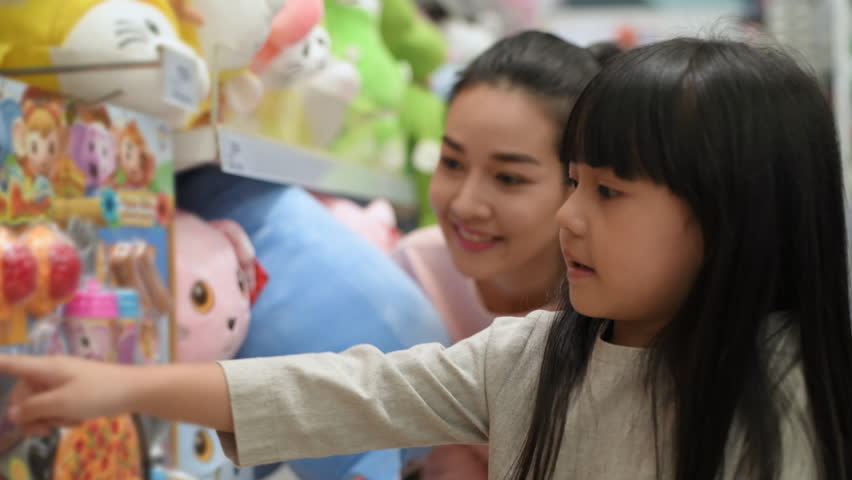 Shopping concepts of 4k Resolution. Asian mother and daughter are buying dolls in the mall. Royalty-Free Stock Footage #1100530583