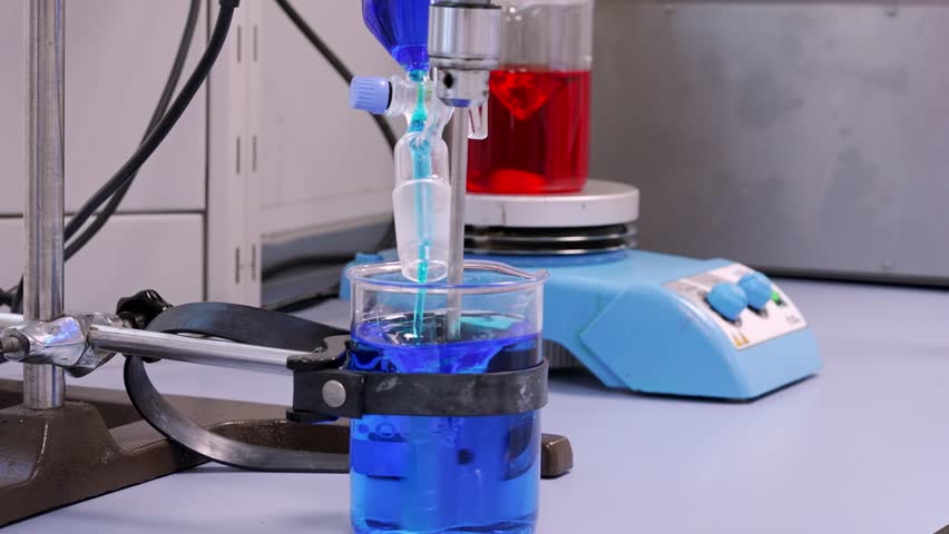 Mixing blue an red liquid in a laboratorie