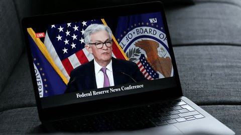 FEBRUARY 1, 2023: Fed Chair Jerome Powell Talking about Inflation, Wathing the Video on Wall Street Journal YouTube Channel, on a Macbook Pro: dziennikarski film stockowy
