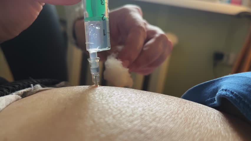 Инъекции для увеличения ягодиц. Инъекция в ягодицу. Injection in the buttock of a woman photo. Sinorex injection. Укол в ягодицу.