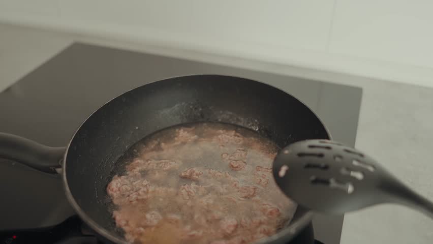 Wide -to -motion absorption from a pretty man who puts cream into a pan.