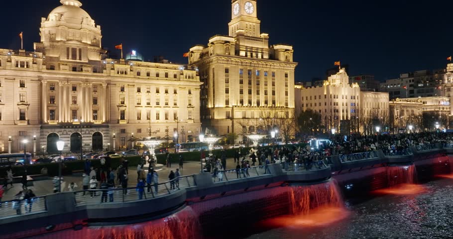 Aerial view of The bund in Shanghai at night.Exotic building clusters in the Bund of Shanghai，Tourists enjoy the view of the city from the sightseeing platform.