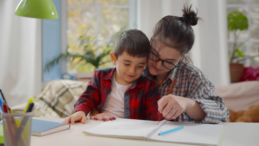 Mom schooling son. Mother taught son. Домашняя школа «интернетурок». Образование пары в интернет. Мама научила сына.