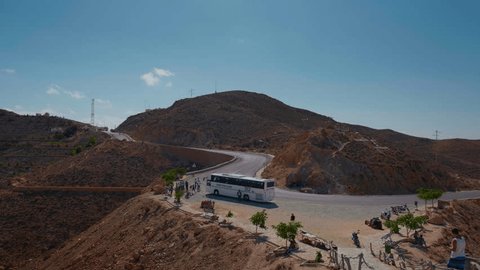 Matmata, Tunisia - 2022: Tourists halt at the side of the road to admire the sightseeings. Bus stoppage for travelers to have a rest. Redaksjonell arkivvideo